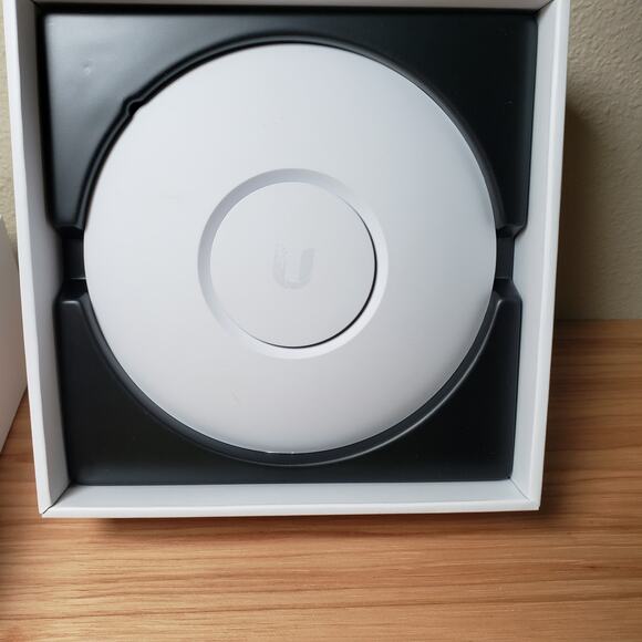 Ubiquiti Network niFi nanoHD Access Point White Wifi Internet Compact New in Box - Picture 3 of 8